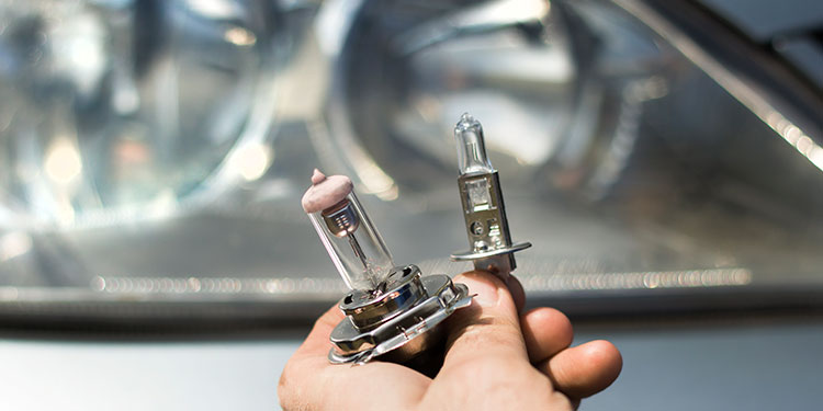 از دست زدن به حباب شیشه ای لامپ خودداری کنید