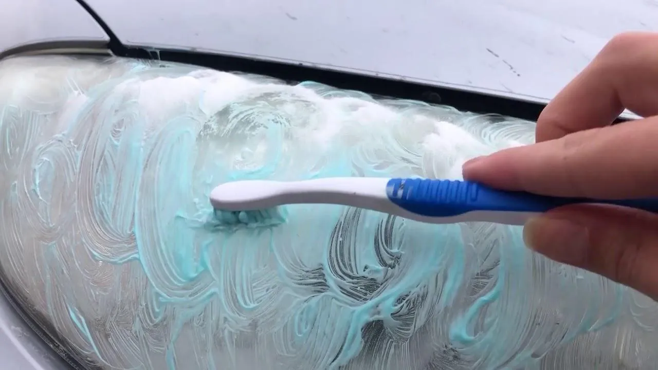 روش های تمیز کردن طلق چراغ ماشین