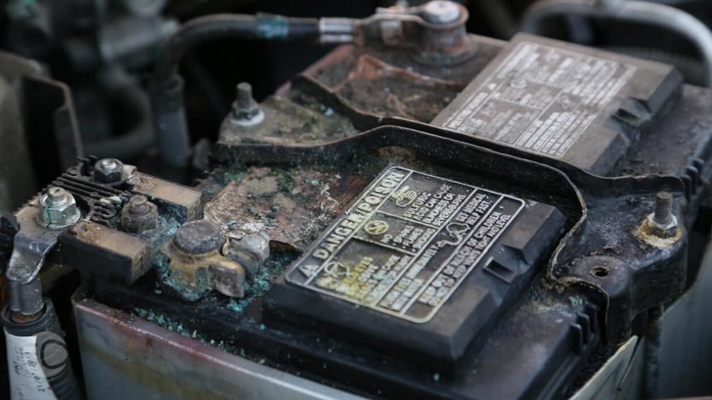 خراب شدن باتری یکی از دلایل روشن شدن چراغ دینام