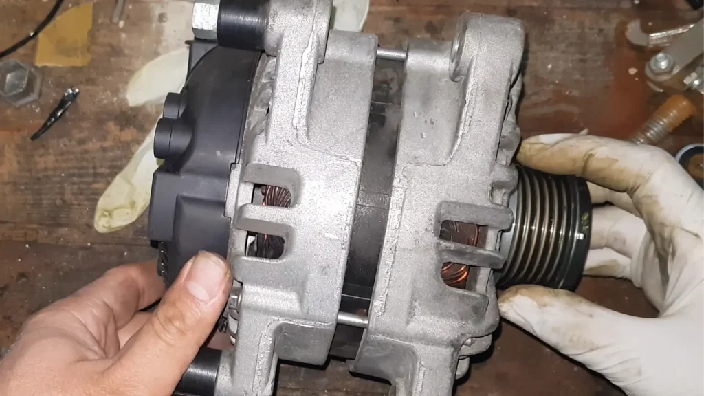 روشن شدن چراغ دینام در اثر خرابی بلبرینگ دینام